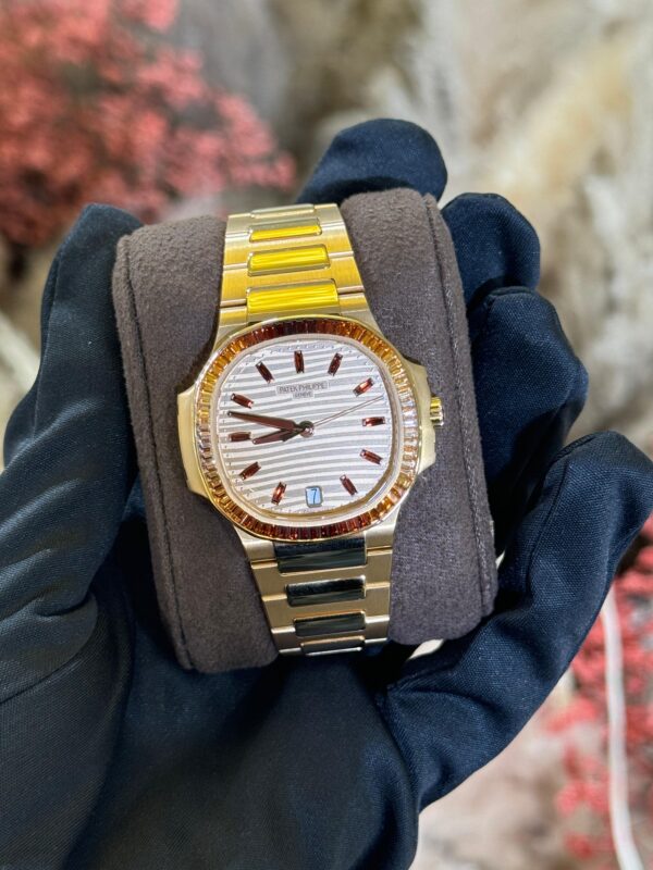 Patek Philippe Nautilus 35.2mm 7118/1300R "Ladies Automatic" Self Winding Rose Gold with "Champagne" and "Cognac" Spessartites - Image 2