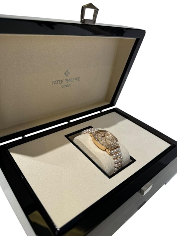 Patek Philippe Gondolo 31mm x 34.8 mm 7042/100R-010 Haute Joaillerie Diamonds Paved Dial Akoya Pearls and rose Gold Bracelet - Image 4