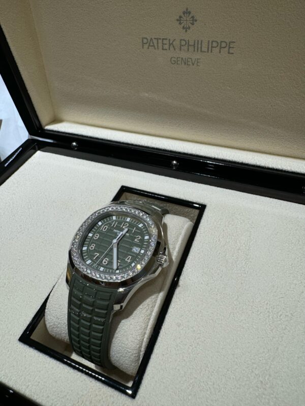Patek Philippe Aquanaut 42.2mm 5168G-010 Khaki Green Dial White Gold Case Rubber Khaki Straps - Image 4